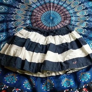 Hollister mini skirt size med